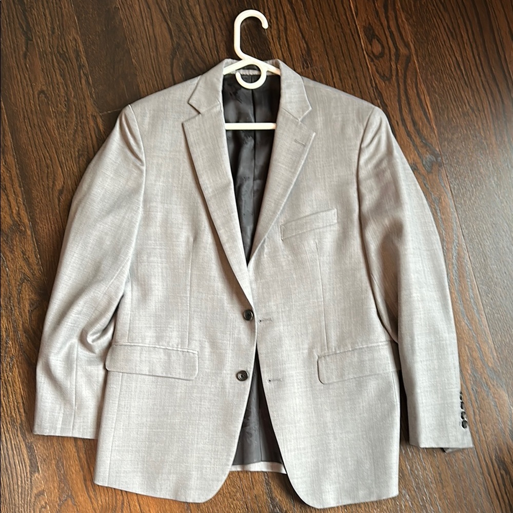 Gray Sport Coat with Tailored Silhouette and Notched Lapels